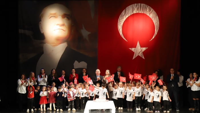 Eskişehir'de minik öğrenciler Cumhuriyet Bayramı'nı sahnede kutladı